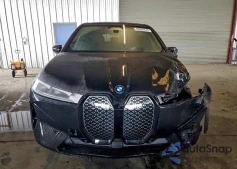 2025 BMW Ix xDrive50 z USA, uszkodzony, nr VIN WB523CF01SCU14121